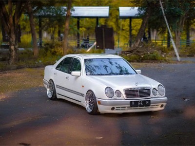 Rare white Mercedes benz E55 bagged low lying attack