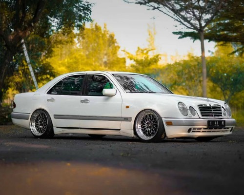 Bagged Mercedes-Benz E55 W210: Elevating the Legacy of Customization