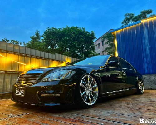 The Mercedes-Benz S-Class W221 bagged